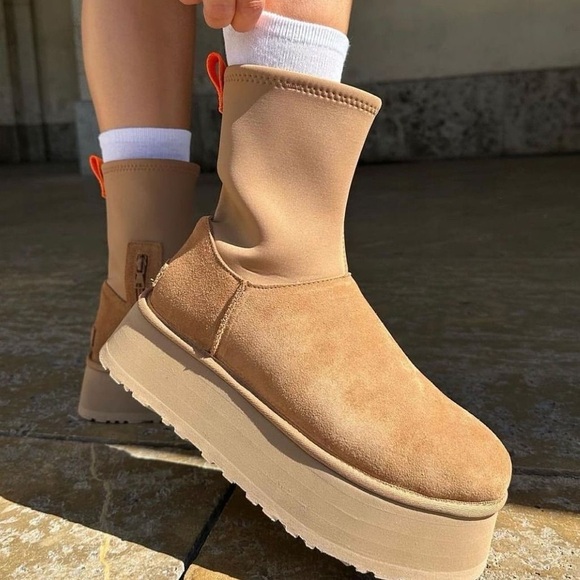 NWT UGG Classic Dipper Stretch Boots - Picture 1 of 14